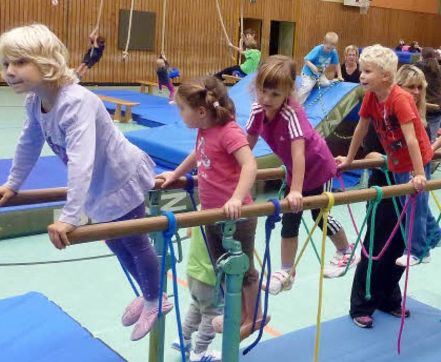 Turnspa in der Lechhalle: Kinder bei derBarrenbrcke  | Foto: Lauffer