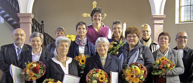 Bis zu 65 Jahren sind Frauen und Mnne...eimer evangelischen Kirchenchor treu.   | Foto: chor