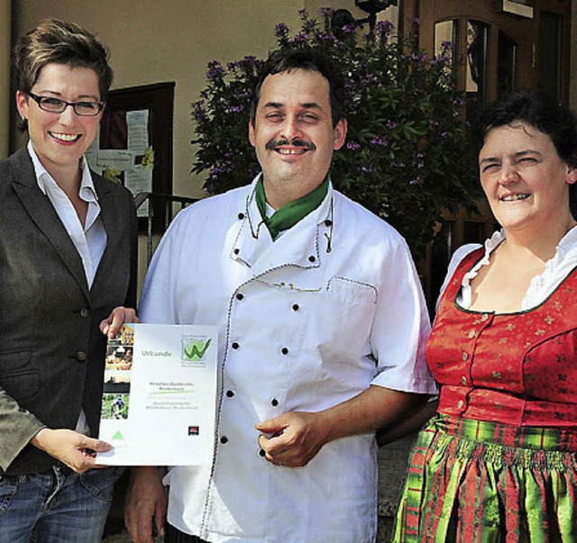 Ulrike Schneider berreicht Paul und R... als Qualittsgastgeber  auszeichnet.   | Foto: horst Dauenhauer