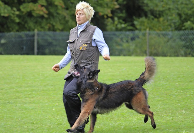 Graziella Wyss mit ihrem Hund Danger v...ng. Das Team errang den zweiten Platz.  | Foto: Tanja Herbst