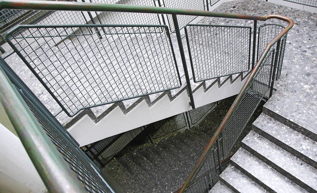 Das Treppenhaus im Kant-Anbau muss kom...gegen die Gnge abgeschlossen werden.   | Foto: Lauber