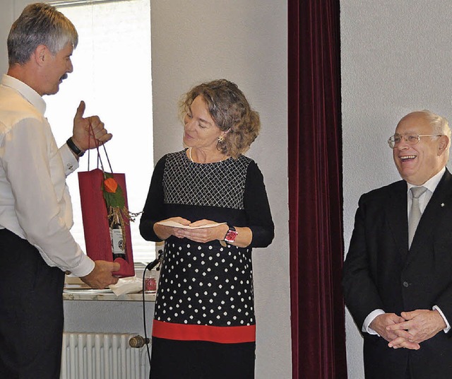 Kirchengemeinderatsvorsitzender Harald... Professor Hartmut Neumann  Geschenke.  | Foto: Winer