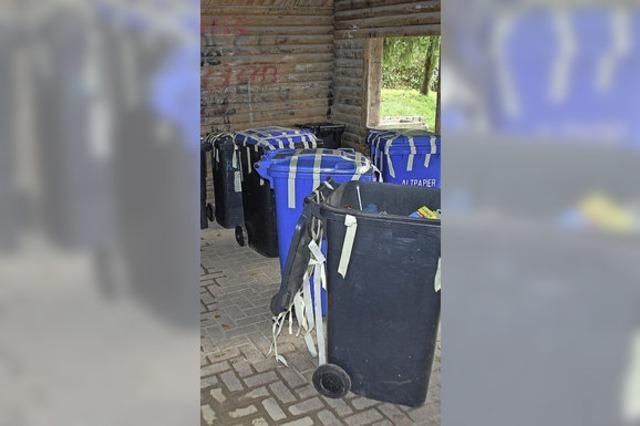 Polizei sucht Eigentümer von Mülltonnen