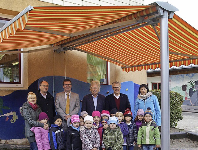 Die Schmetterlingsgruppe mit  Erzieher...und Clemens Rosenstiel (Rotary Club).   | Foto: Marion Pfordt