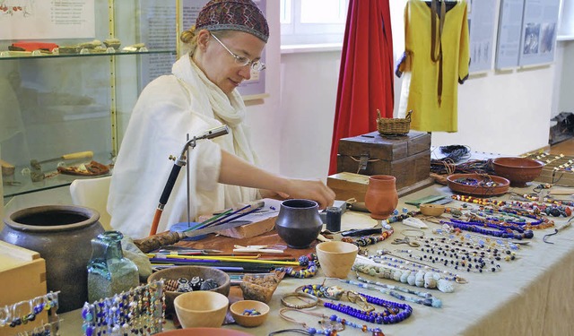 Im Breisacher Stadtmuseum konnten Besu...eit  Perlenschmuck hergestellt wurde.   | Foto: benjamin bohn