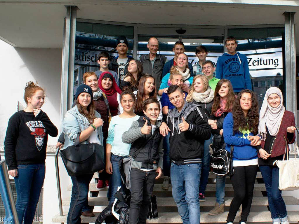 Die Klasse 8i der Staudinger Gesamtschule Freiburg mit ihrer Lehrerin Leonie Van der Post.