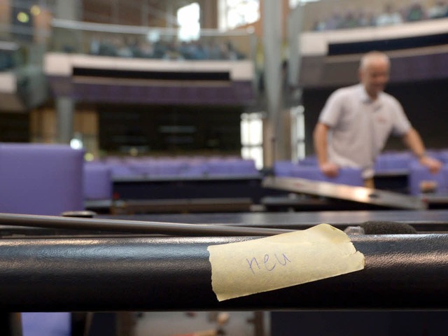 Der Saal im Bundestag wird fr die 18. Wahlperiode vorbereitet.  | Foto: dpa