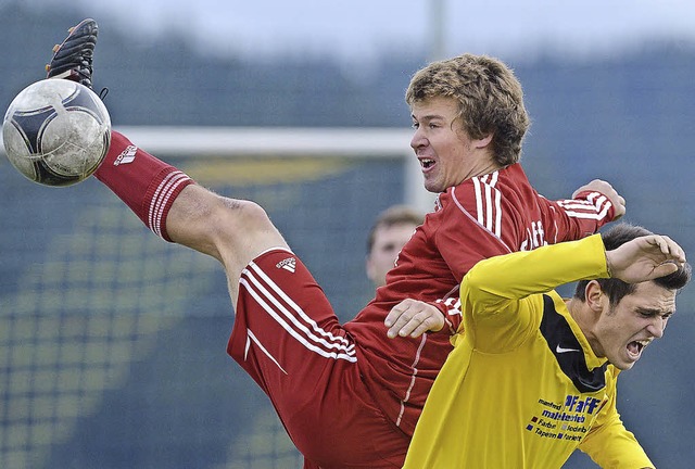 Luftkampf: Der Lffinger Daniel Fu ha...rzielte den Siegtreffer gegen den FCL.  | Foto: seeger