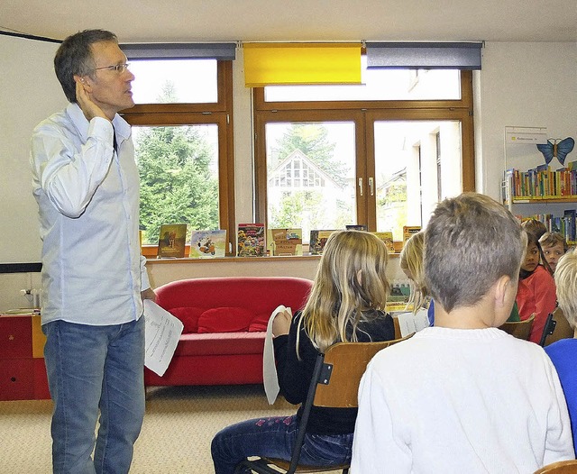 &#8222;Was hre ich denn da?&#8220;: Erhard Schmied in der Stadtbibliothek.   | Foto: Knig