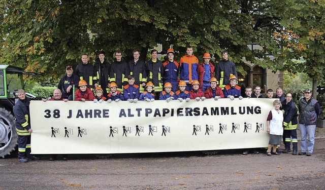 Das Abschiedsfoto von der letzten Altpapiersammlung der Jugendfeuerwehr Staufen.  | Foto: Privat