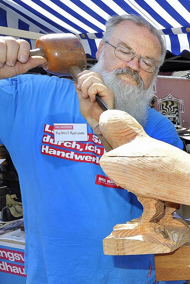 Helmut Kubitschek bei der Bildhauerarb...er auf dem Freiburger Kartoffelmarkt.   | Foto: M. Bamberger