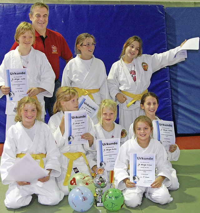 Judoverbandsprsident Wolfgang Drissle...nd und Anka Koller (vorne von links).   | Foto: Frey