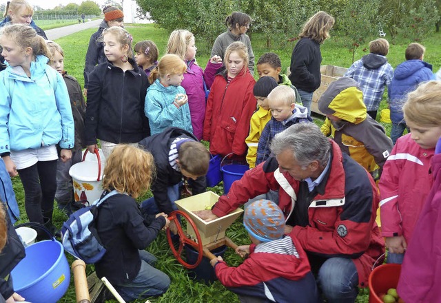 Bei der Apfelwanderung des Truz in Eim...kindern, wie man eine Trotte bedient.   | Foto: truz