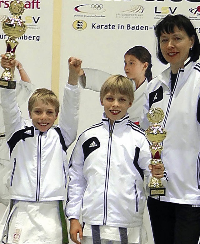 Karatetrainerin Silvia Apfelbeck mit den Brdern Robin (links) und Tilo Heep.   | Foto: Privat