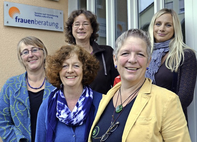 Vorstand und Mitarbeiterinnen der Frau...et und  Christina Seeland (von links)   | Foto: Britta Wieschenkmper