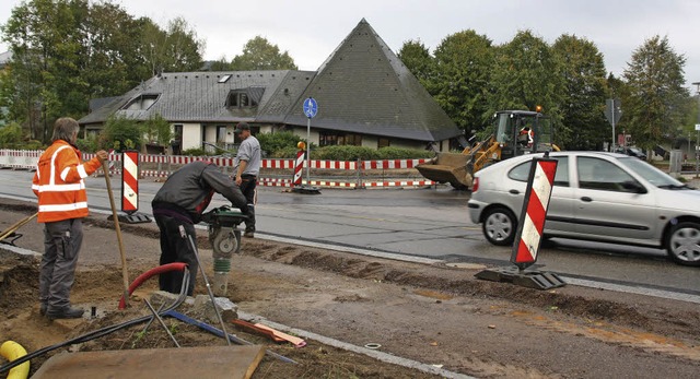 Umfangreiche Sanierungsarbeiten beim ...Autoverkehr in Stegens Ortsdurchfahrt.  | Foto: Andreas Peikert