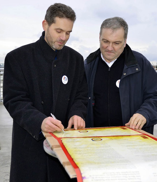 Obermeister Michael Pftze (links) und...terzeichnen der Partnerschaftsurkunde.  | Foto: OSCAR SALA