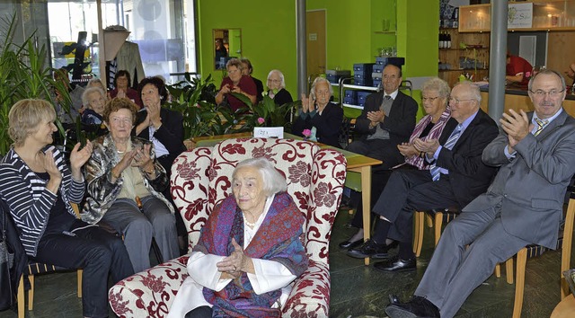 Im Kreise ihrer Verwandten und mit  B... am Donnerstag ihren 100. Geburtstag.   | Foto: Diehl