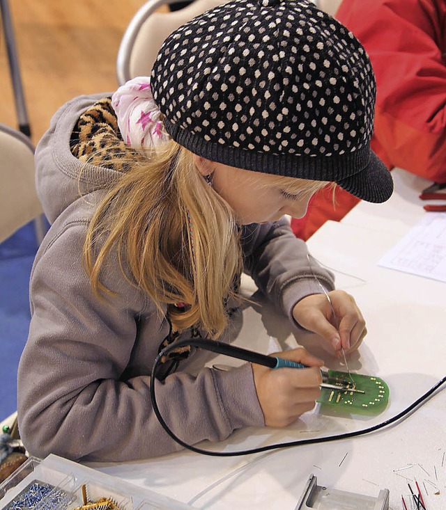 Kleine Elektroniker: Einen Ltkolben h... Kind wohl das erste Mal in der Hand.   | Foto: zVG