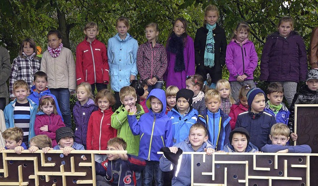 Die Kinder der Grundschule freuen sich...rnen  Spielgerte fr den Pausenspa.   | Foto: reiner beschorner