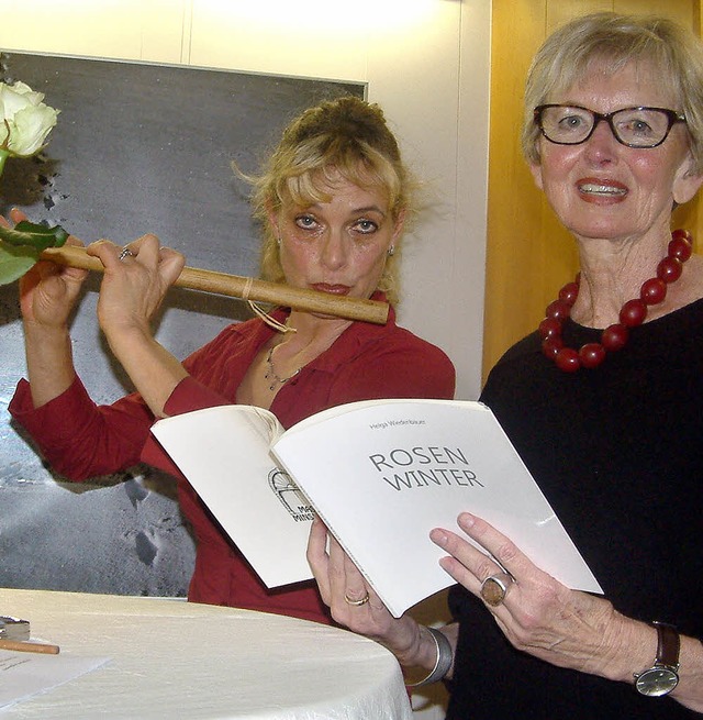 Lyrikerin Helga Wiedenbauer und  Flti... im Literaturcaf der VHS Schopfheim.   | Foto: Roswitha Frey