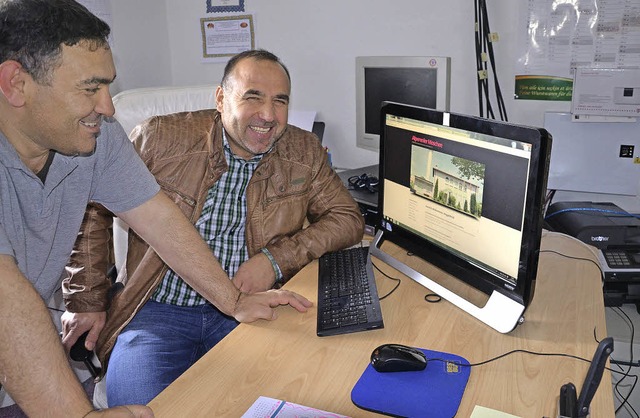 Alim Kilic (links) und Abdullah Akin w...lden, die gerade online gegangen ist.   | Foto: Martina Proprenter