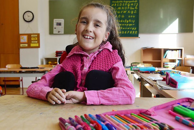 Zaltana sitzt im Rollstuhl an ihrem Platz im Klassenzimmer  | Foto: Yvonne Weik