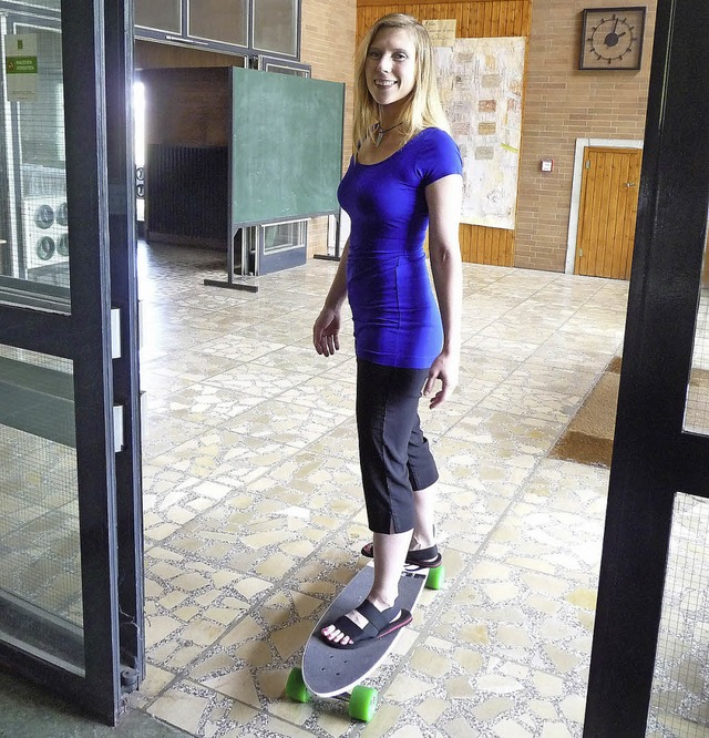 Mit dem Skateboard ins Bad: die Juristin Anja Wilfling  | Foto: Hildebrandt