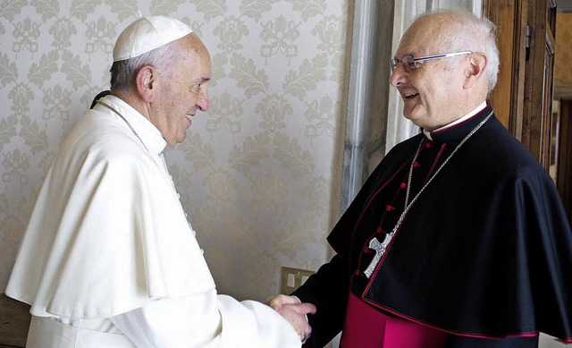 Papst Franziskus begrt Erzbischof Robert Zollitsch.   | Foto: DPA