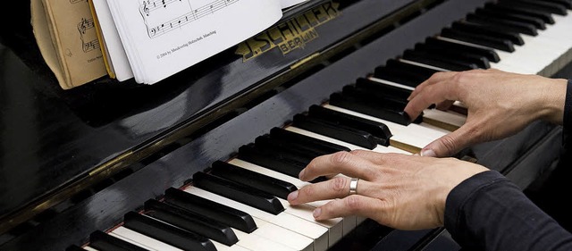 Ein Klavier hrt man oft im ganzen Hau...tzt, sollte die Ruhezeiten einhalten.   | Foto: Franziska Koark/dpa