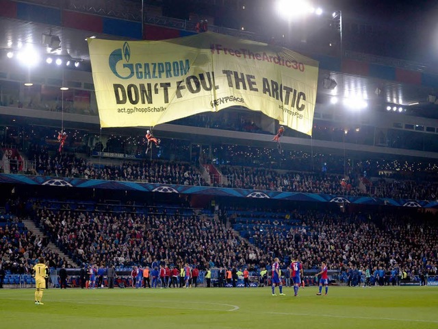Spektakulr, aber fr den FC Basel woh...tion von Greenpeace beim Schalke-Spiel  | Foto: AFP