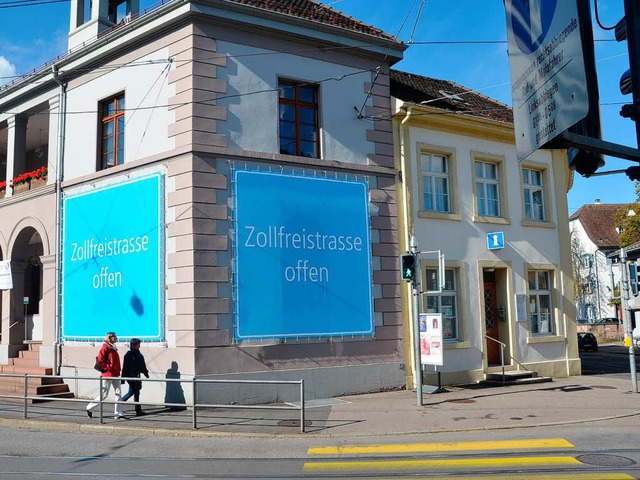 Mit Plakaten bewirbt Riehen die zollfreie Strae.   | Foto: Elena Bischoff