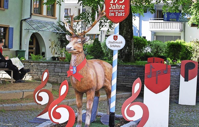 Fr jedes Fest in Schnau wird die Hirschskulptur originell umgestaltet   | Foto: Edgar Steinfelder