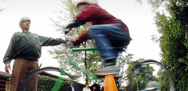 Polizisten untersttzen die Kinder bei der Fahrradprfung.   | Foto: ddp