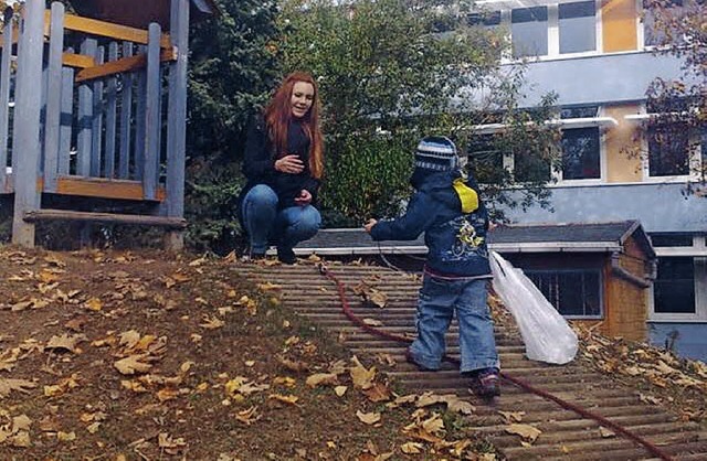 Julia Munz bei der Arbeit im Kindergarten. Die Kleinen spielen gerne mit ihr.  | Foto: Privat