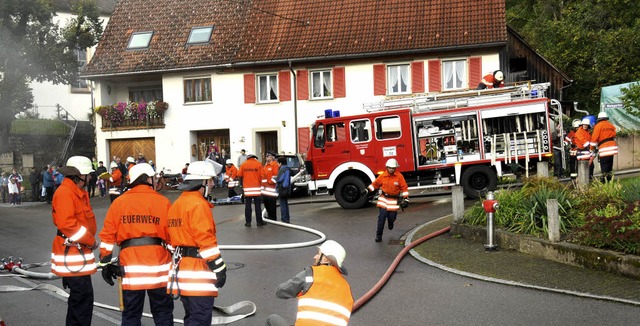 Fast die gesamte Ausstattung des Feuer... der Herbstabschlussprobe zum Einsatz.  | Foto: Dietmar Noeske