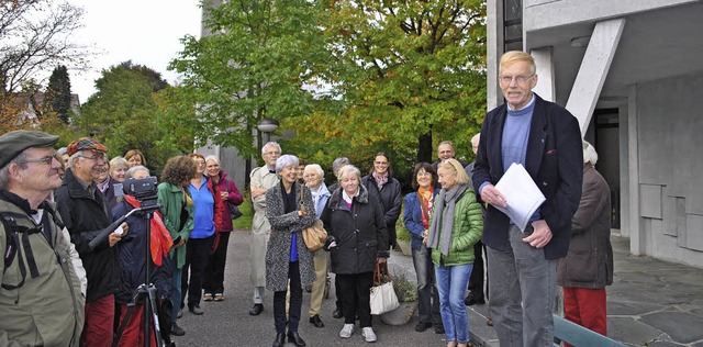 Franz Huber (r.) mit Teilnehmern des Oststadt-Rundgangs   | Foto: Robert Ullmann