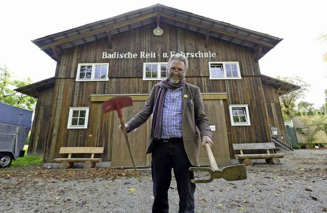 Nikolaus von Gayling-Westphal vor sein...us Littenweiler importierten Reithalle  | Foto: Ingo Schneider