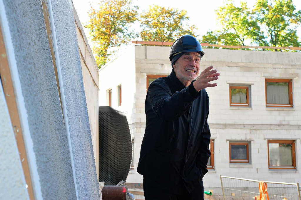 Architekt Peter Kulka vor den ersten Mustern fr die Fassadengestaltung