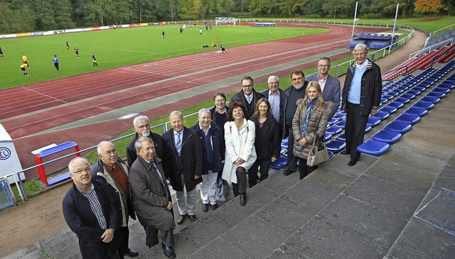 Im Stadion Dammenmhle machte sich  ei...tung ber den Sanierungsbedarf schlau.  | Foto: CHRISTOPH BREITHAUPT