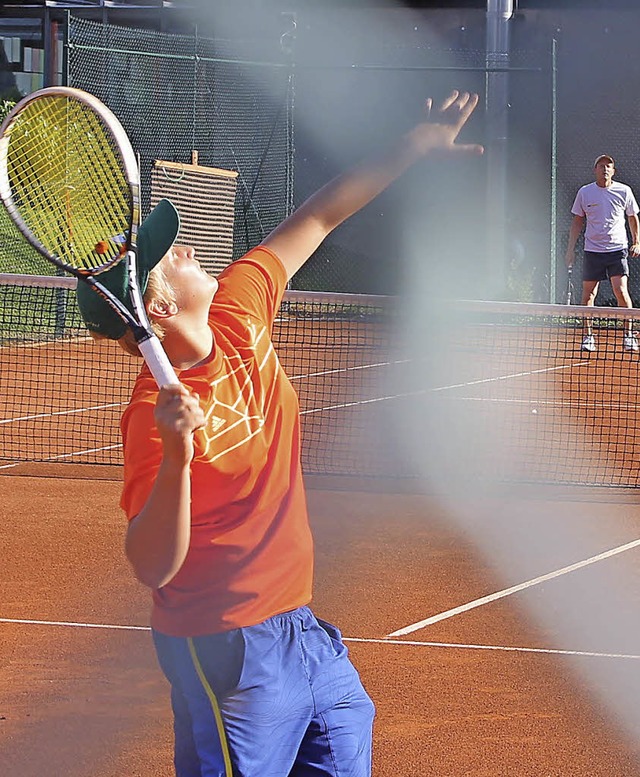 Einer der Schtzlinge von Trainer Andr... (rechts) schlgt bei einem Spiel auf.  | Foto: Cornelia Liebwein