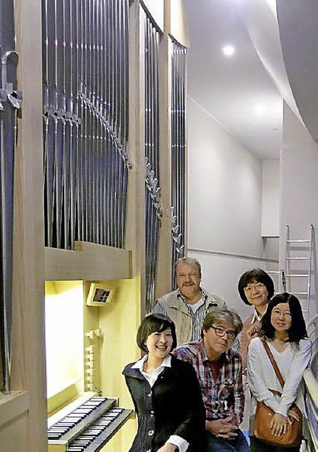 Die Orgelbauer Heinz Jger und Wolfgan... drei Japanerinnen an der neuen Orgel   | Foto: ZVG