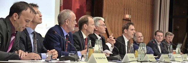 Voll besetztes Podium mit (von rechts)...Wildi, Michael Bertram und Georg Lutz   | Foto: Ralf H. Dorweiler