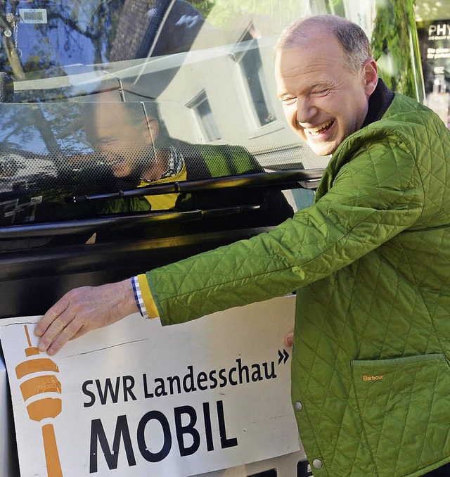 Moderator Michael Kost mit einem Linie...auf Tour durch  hlingen-Birkendorf.    | Foto: Wilfried Dieckmann