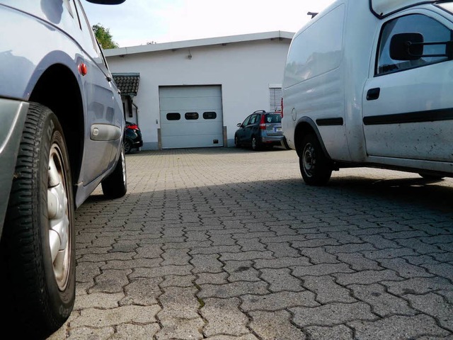 Parkende Autos vor dem Mundinger Depot: Die Halle ist ausgerumt.  | Foto: Patrik Mller