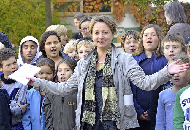 Christine Mrth, neue Schulleiterin de...sie von den Schlern singend begrt.   | Foto: Nikolaus Trenz