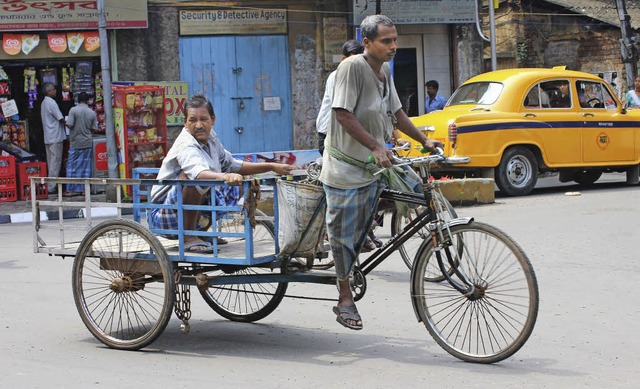 Viele Arme fahren in Kolkata mit dem F...us &#8211; doch das ist nun verboten.   | Foto: dpa
