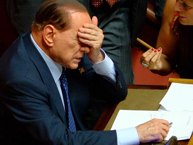 Ein Schlag fr Berlusconi: Ein Gericht...t ihm ein zweijhriges mterverbot auf  | Foto: AFP