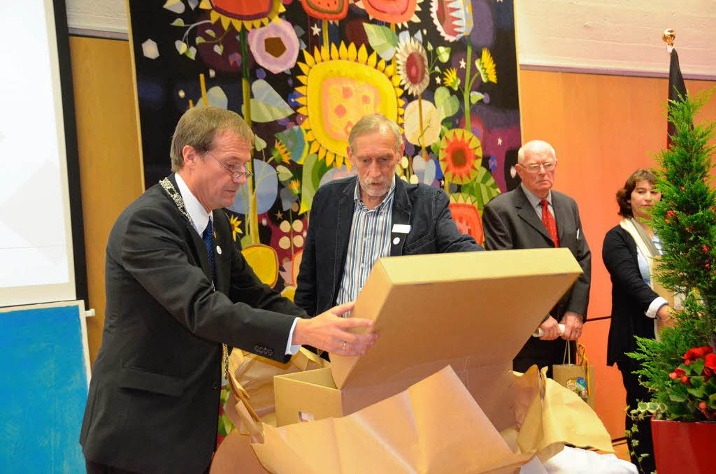 Eine groe Kiste aus Fcamp: Brgermeister Patrick Jeanne bringt als Gastgeschenk franzsische Literatur mit