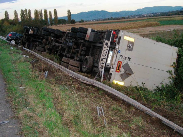 Ein mit zehn Tonnen Reifen beladener L...ischen Lahr und Offenburg umgestrzt.   | Foto: Autobahnpolizei Offenburg